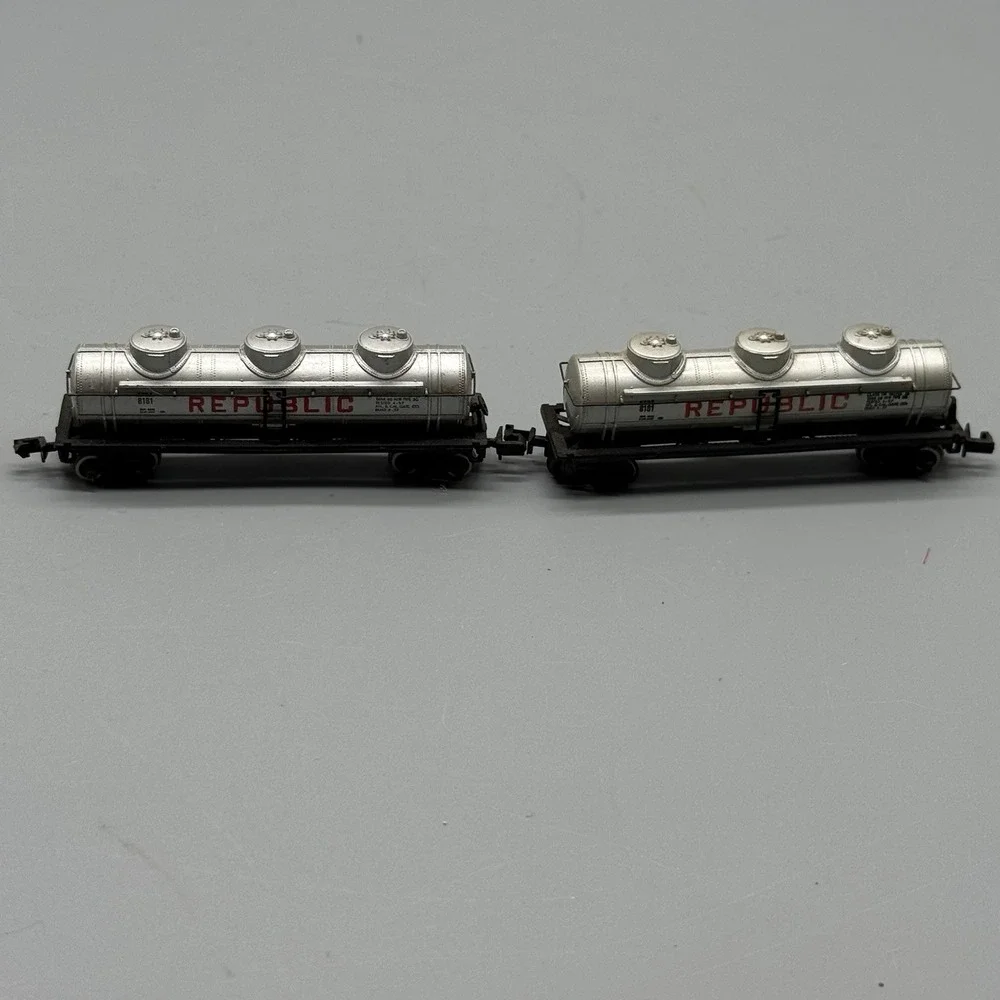 Lot of 2 Bachmann Republic 8181 3-Dome Tank Cars N Scale Vintage Freight Cars